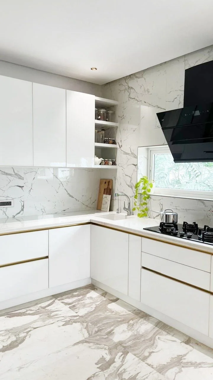 White gloss modular kitchen with marble backsplash
